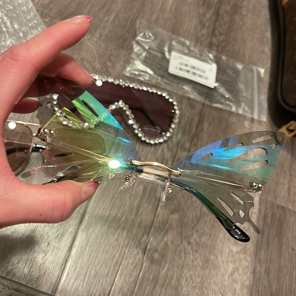 Brand new sunglasses from fashion nova - Picture 4 of 4